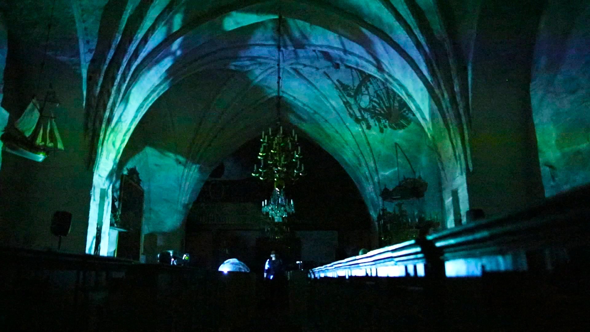 Projected water on the vault, votive ship and the audience in the pews
